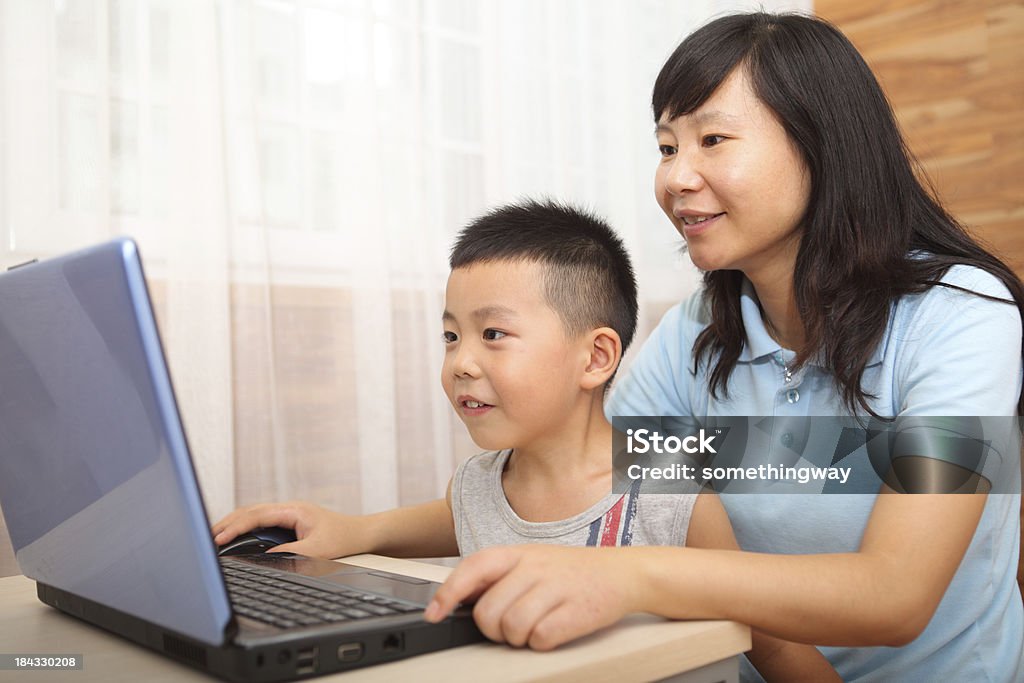 Mãe e filho com um computador - Foto de stock de 25-30 Anos royalty-free