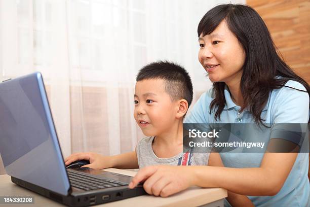 Foto de Mãe E Filho Com Um Computador e mais fotos de stock de 25-30 Anos - 25-30 Anos, 6-7 Anos, Adulto