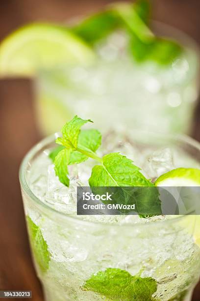 Photo libre de droit de Mojito Rhum Blanc Menthe Citron Vert Et Glace Pilée banque d'images et plus d'images libres de droit de Alcool