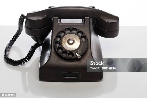 Viejo Teléfono Teléfono En La Tabla Foto de stock y más banco de imágenes de Agente de servicio al cliente - Agente de servicio al cliente, Anticuado, Antigualla