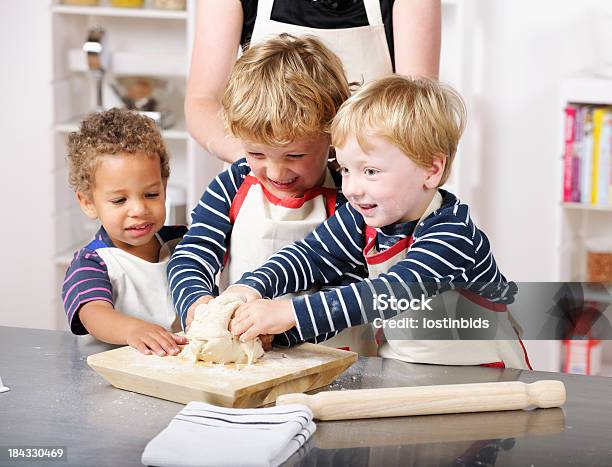 Gruppo Di Bambini Felici Lavorando Insieme In Un Interno - Fotografie stock e altre immagini di 2-3 anni