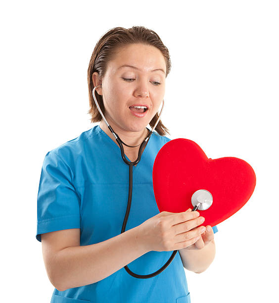 mujeres jóvenes trabajador de asistencia sanitaria y a la forma de corazón - stethoscope paramedic working heart disease fotografías e imágenes de stock