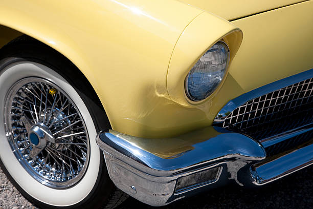 dettaglio frontale auto d'epoca di american - hood car headlight bumper foto e immagini stock