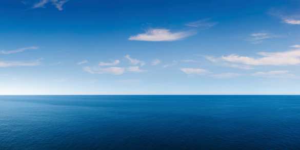 Deep Blue vista panorámica al mar photo
