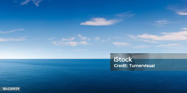 Deep Blue Ocean Panorama 照片檔及更多 海 照片 - 海, 地平線, 藍色