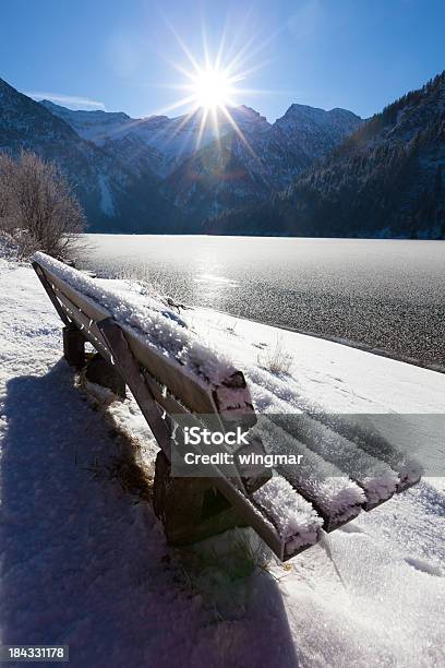 Photo libre de droit de Hiver Au Lac Plansee En Tyrol Autriche banque d'images et plus d'images libres de droit de Alpes européennes - Alpes européennes, Autriche, Banc