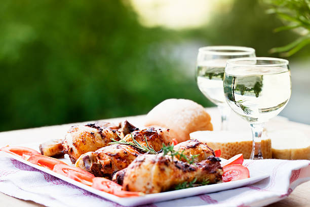 muslo del pollo vino summer picnic - chicken barbecue chicken barbecue grilled chicken fotografías e imágenes de stock