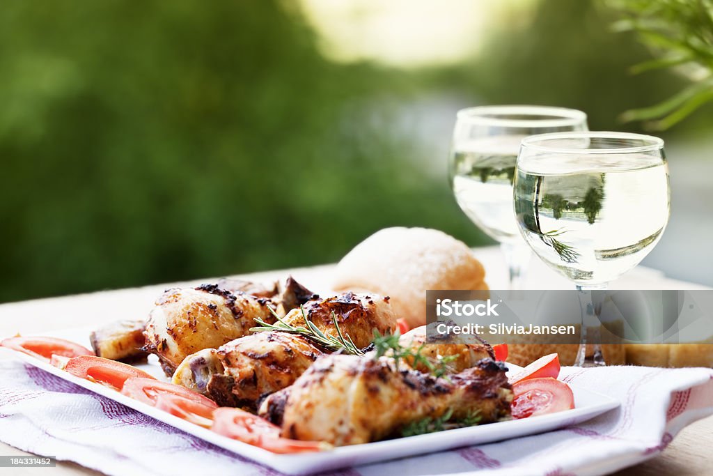 Coxa de frango e vinho piquenique de verão - Foto de stock de Vinho royalty-free