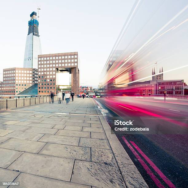 Czerwony Autobus Na London Bridge - zdjęcia stockowe i więcej obrazów Czerwony - Czerwony, Ludzie, Antyczny