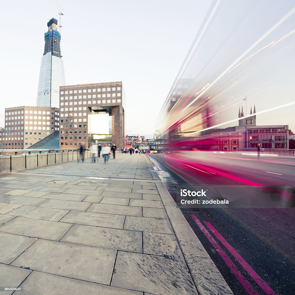 Autocarro vermelho na Ponte de Londres - Royalty-free Pessoas Foto de stock