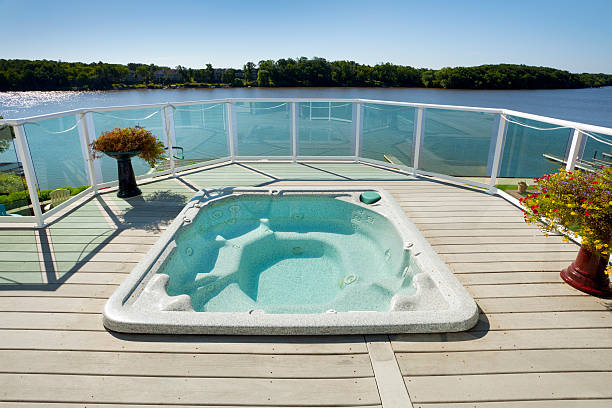 la piscina de hidromasaje con una increíble vista al mar - florida house patio real estate fotografías e imágenes de stock