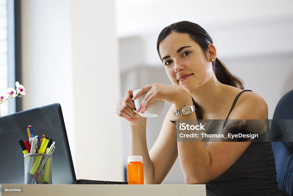 Donna godendo tè e prendere le Medicine - Foto stock royalty-free di 25-29 anni