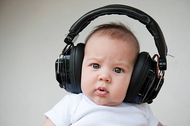 roble inteligente personalizado Bebé Con Auriculares Foto de stock y más banco de imágenes de Bebé - Bebé, Auriculares - Equipo de música, Sólo bebés - iStock roble inteligente personalizado Bebé Con Auriculares Foto de stock y más banco de imágenes de Bebé - Bebé, Auriculares - Equipo de música, Sólo bebés - iStock