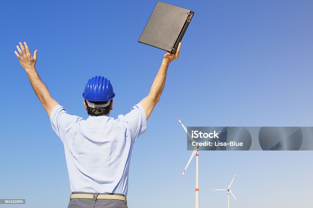 Engenheiro celebrando o sucesso de uma estação elétrica Turbina Eólica - Foto de stock de Adulto royalty-free