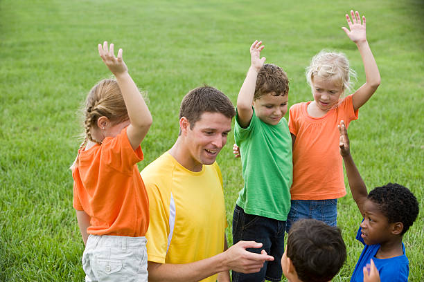 lato wychowawca na obozie z różnych grupowej dzieci - summer camp sign child summer zdjęcia i obrazy z banku zdjęć