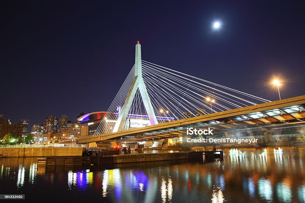 満月を Zakim ブリッジ - マサチューセッツ州 ボストンのロイヤリティフリーストックフォト