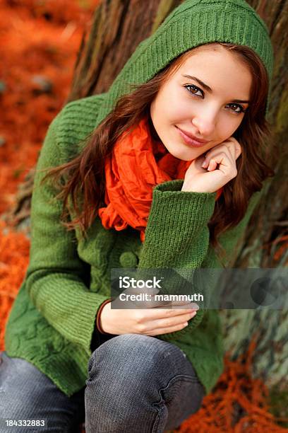 Herbst Portrait Stockfoto und mehr Bilder von Attraktive Frau - Attraktive Frau, Bildschärfe, Blatt - Pflanzenbestandteile