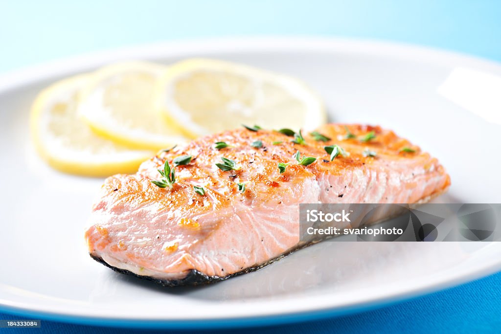 Filet de saumon aux asperges - Photo de Assiette libre de droits