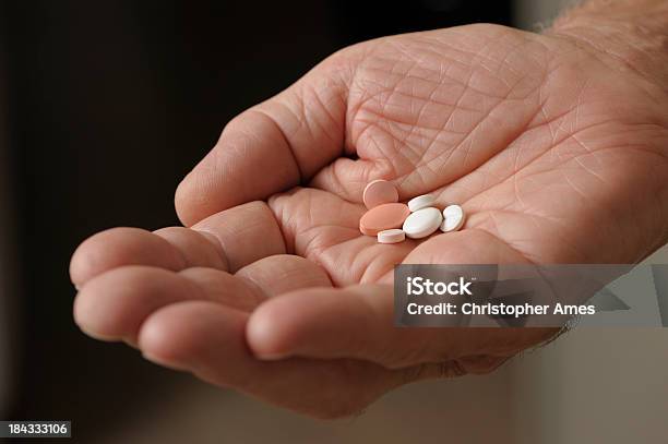 Foto de Homem Sênior De Mãos Segurando Medicamentos e mais fotos de stock de Adulto - Adulto, Beleza, Branco