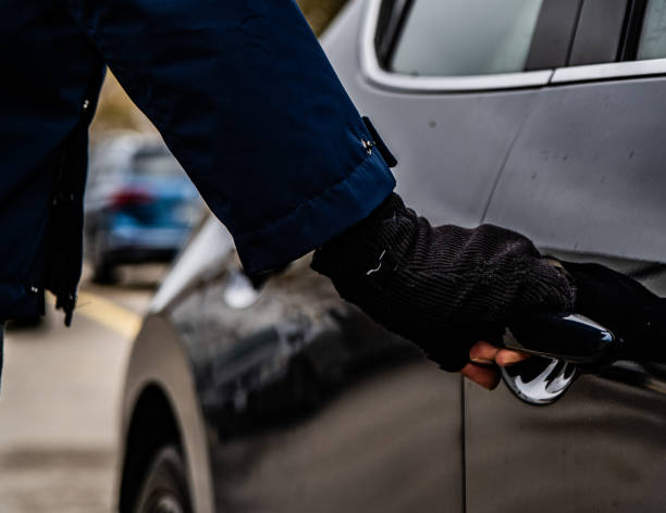 istock Car theft break in broad daylight 1843331518