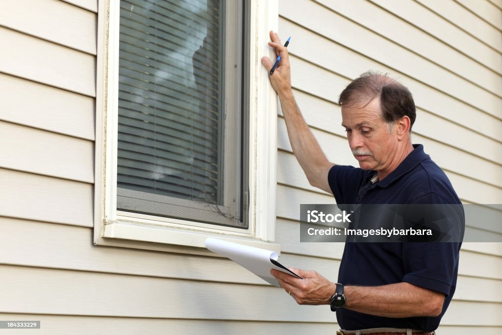 Casa inspeção de uma janela estrutura - Foto de stock de Adulto royalty-free