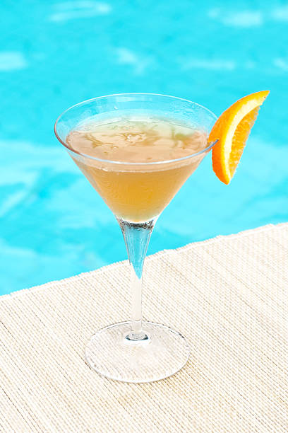 istock Classic bronx cocktail near waterpool on the mat 184333288