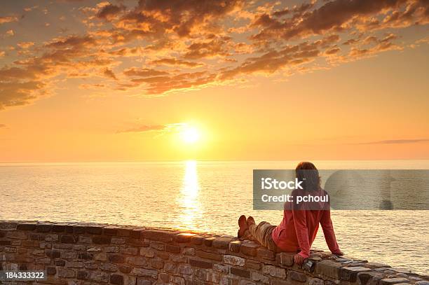 Photo libre de droit de Femme Et Lever De Soleil banque d'images et plus d'images libres de droit de Troisième âge - Troisième âge, Lever du soleil, Spring break