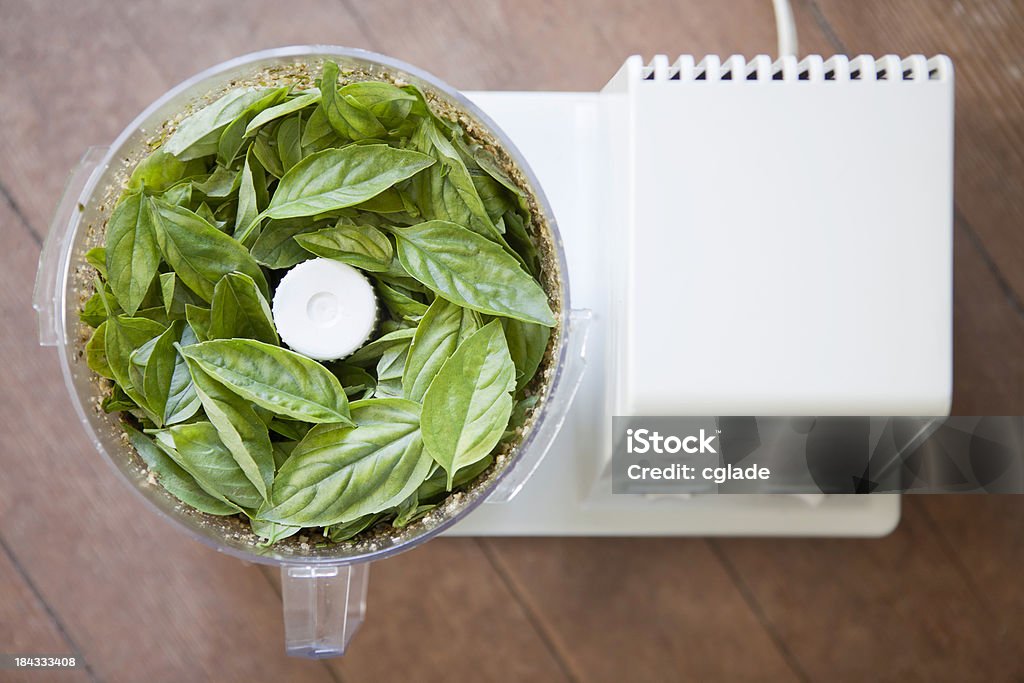 Rendendo Pesto di basilico - Foto stock royalty-free di Frullatore elettrico
