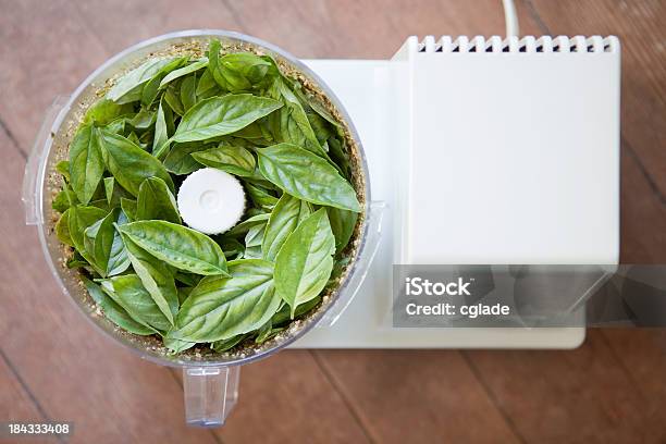 Rendendo Pesto Di Basilico - Fotografie stock e altre immagini di Frullatore elettrico - Frullatore elettrico, Basilico, Pesto