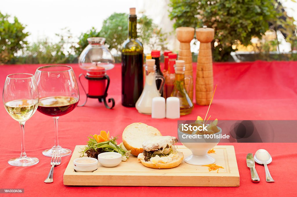 Abendessen und Wein-hamburger-Schnellgericht - Lizenzfrei Alkoholisches Getränk Stock-Foto
