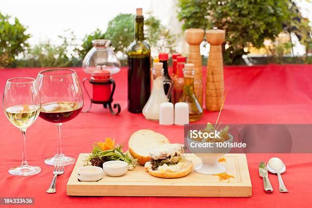 Abendessen Und Weinhamburgerschnellgericht Stockfoto und mehr Bilder von Alkoholisches Getränk - Alkoholisches Getränk, Brotsorte, Cutlet