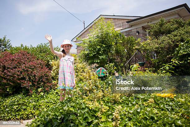 Teen Rapariga Antes De A Assembleia - Fotografias de stock e mais imagens de Adolescente - Adolescente, Ao Ar Livre, Bem-Vindo