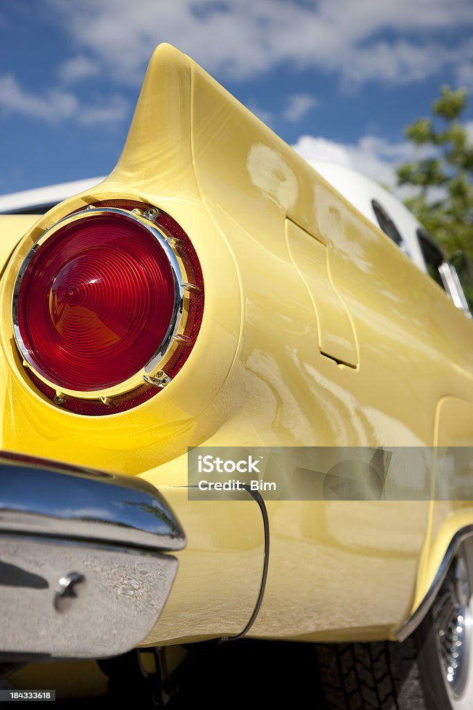 Vue arrière de voiture contre ciel bleu classique - Photo de Aileron arrière libre de droits