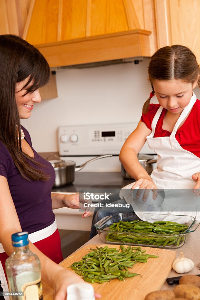 Feliz mãe e filha cozinhar jantar na cozinha - Royalty-free 20-29 Anos Foto de stock