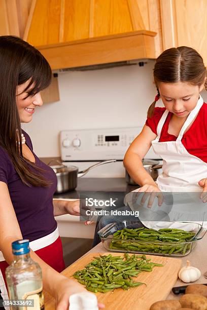 Feliz Mãe E Filha Cozinhar Jantar Na Cozinha - Fotografias de stock e mais imagens de 20-29 Anos - 20-29 Anos, 25-29 Anos, 6-7 Anos