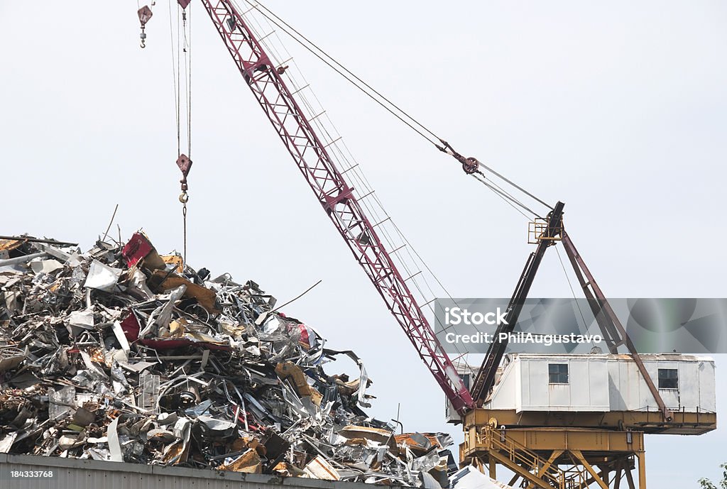 Żuraw na wydajność zakładu recyklingu - Zbiór zdjęć royalty-free (Dźwigać)