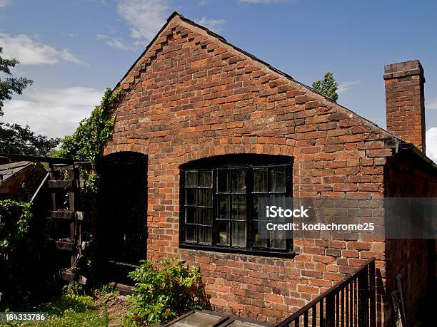 Antigo Edifício Industrial - Fotografias de stock e mais imagens de Abandonado - Abandonado, Abrigo de Jardim, Antigo