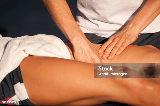 Photo libre de droit de Massage Sportif banque d'images et plus d'images libres de droit de Masser - Masser, Cuisse - Jambe humaine, Sport