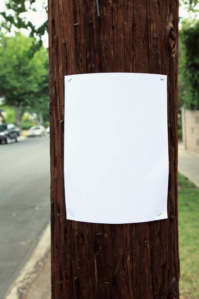 en blanco signo grapar hasta un teléfono polos. - telephone pole poster blank sign fotografías e imágenes de stock