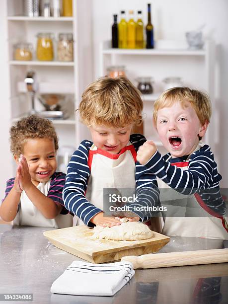 Vitória Na Cozinha - Fotografias de stock e mais imagens de Cozinhar - Cozinhar, Criança pequena, 2-3 Anos