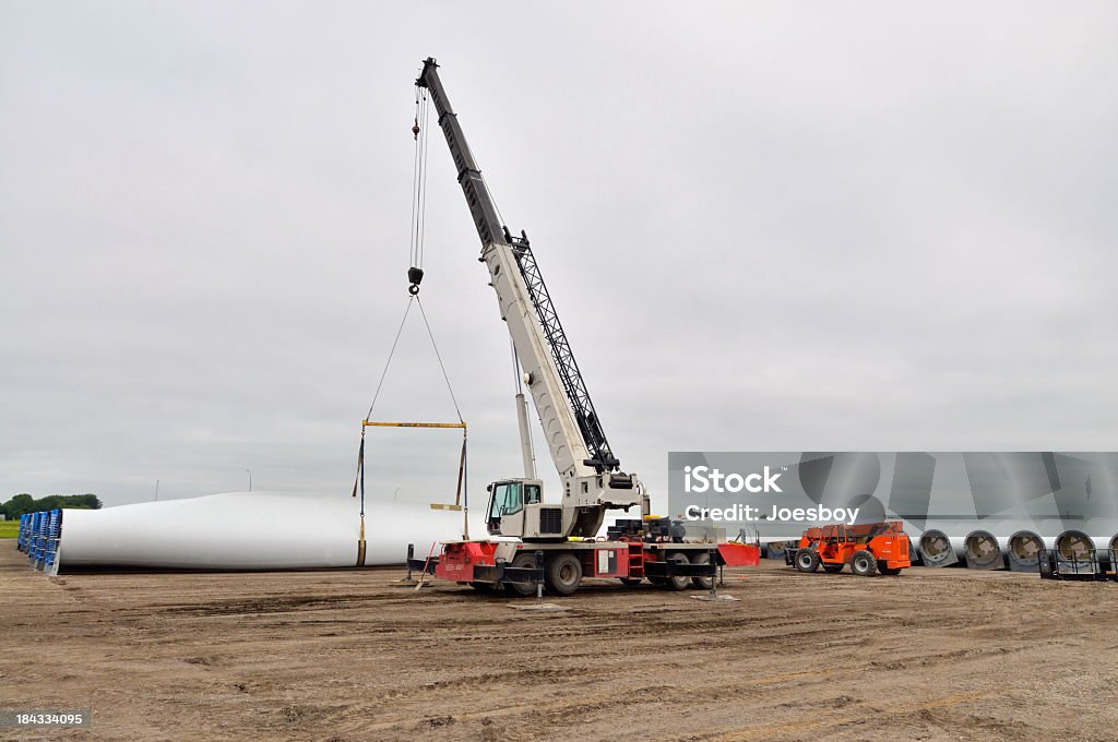 Lifting Wind Turbine Blades In North Dakota - Lizenzfrei Baugewerbe Stock-Foto
