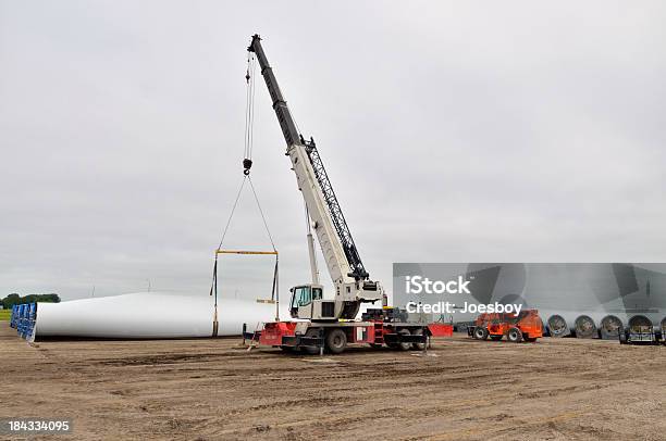 Lifting Wind Turbine Blades In North Dakota Stockfoto und mehr Bilder von Baugewerbe - Baugewerbe, Bedeckter Himmel, Erneuerbarkeit