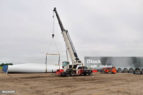 Foto de Levantando Turbina Eólica Lâminas Em Dakota Do Norte e mais fotos de stock de Aerofólio