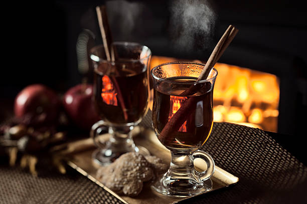 ホットサイダー暖炉のそばで - hot apple cider cider cinnamon heat ストックフォトと画像