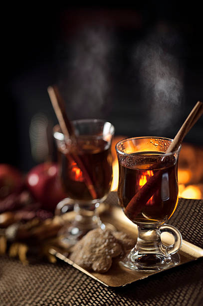 ホットサイダー暖炉のそばで - hot apple cider cider cinnamon heat ストックフォトと画像