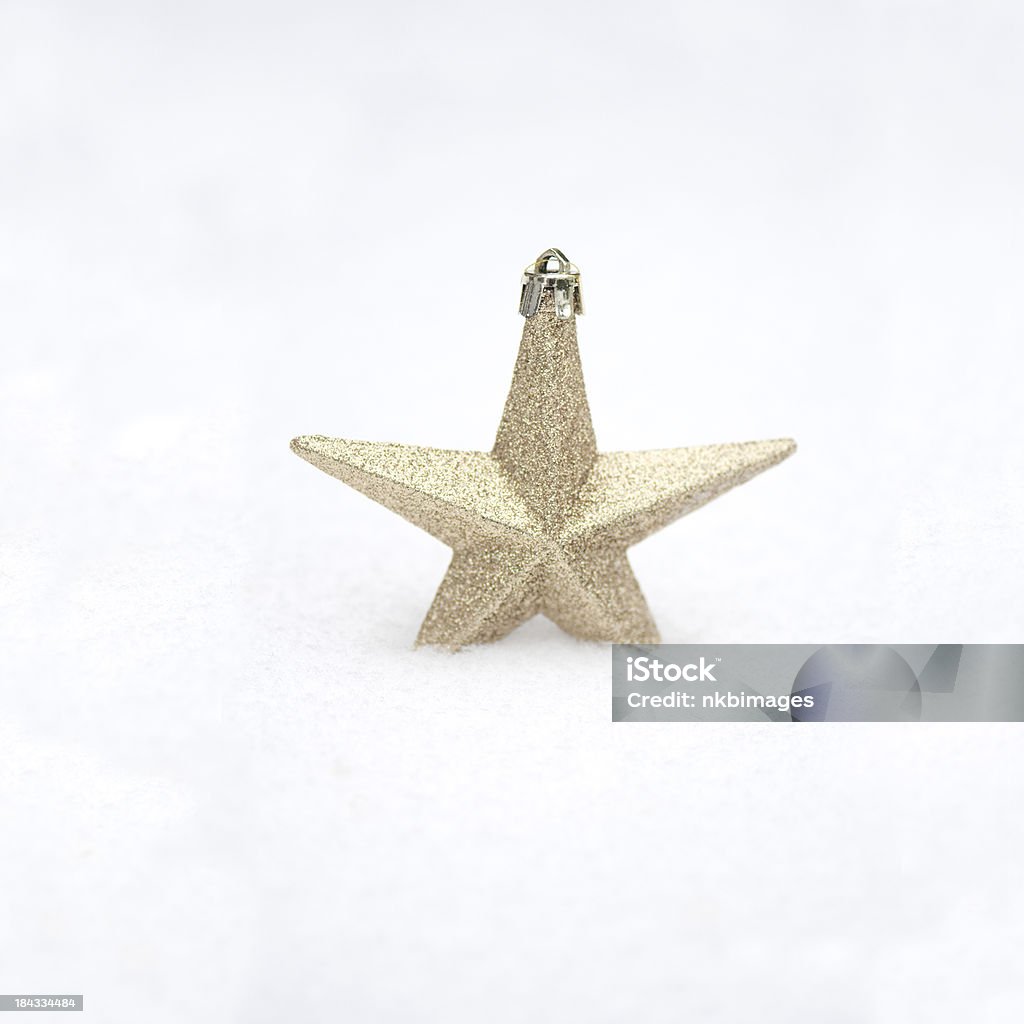 Złota Ozdoba Boże Narodzenie gwiazda na zewnątrz w śniegu, real - Zbiór zdjęć royalty-free (Bez ludzi)