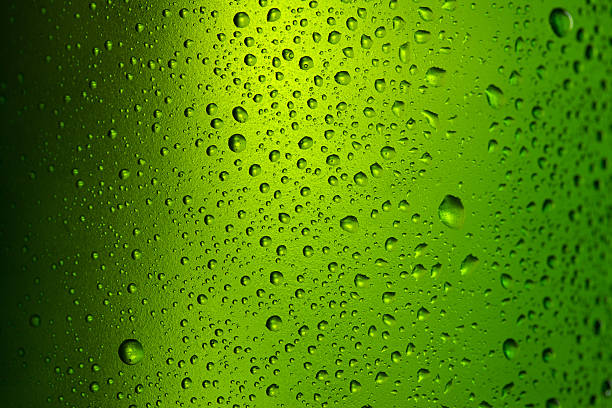 eiskaltes bier in der flasche - green beer fotos stock-fotos und bilder