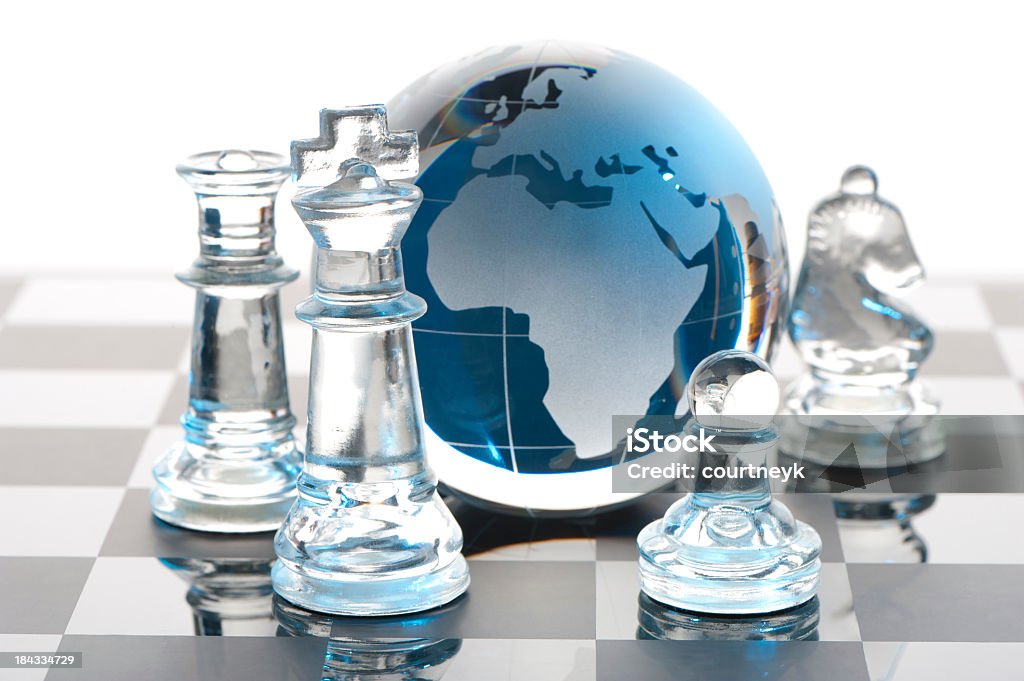 concept de stratégie globale avec des pièces d'échecs - Photo de Planisphère libre de droits