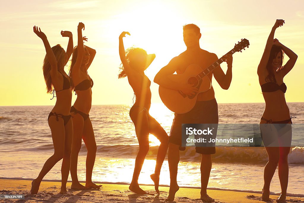 Multi ethnique fête sur la plage - Photo de Activité de loisirs libre de droits