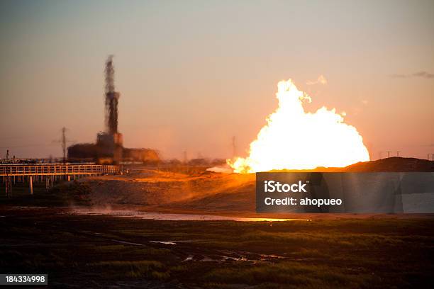 Photo libre de droit de Flamme De Gaz Devant Offshore banque d'images et plus d'images libres de droit de Gisement de pétrole - Gisement de pétrole, Pétrole, Puits à eau